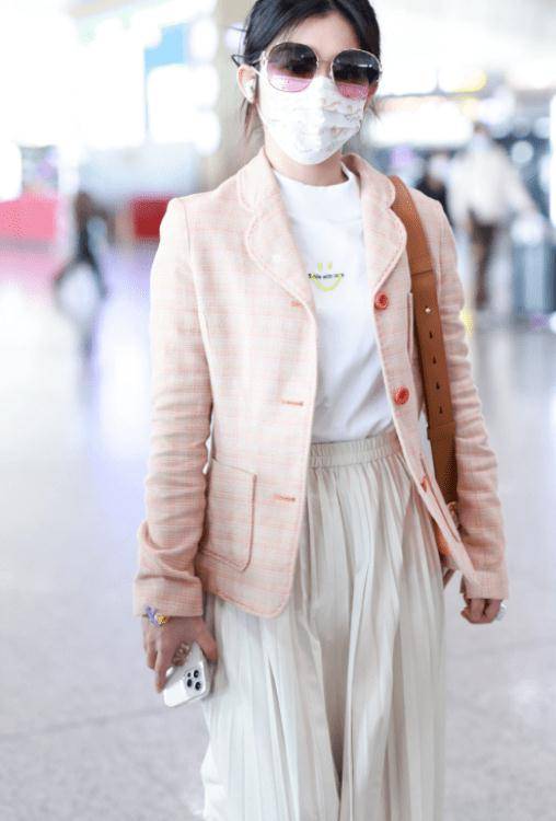 鞋子 赖美云机场私服照流出，看到脚上的鞋子，真只有1米53