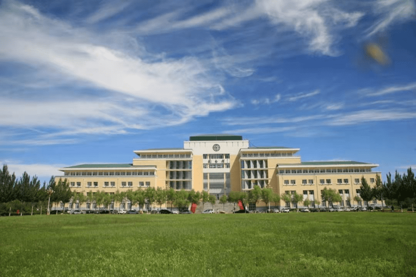 始建于1907年的圣索菲亚大教堂是哈尔滨的地标性建筑,它那绿色的洋葱