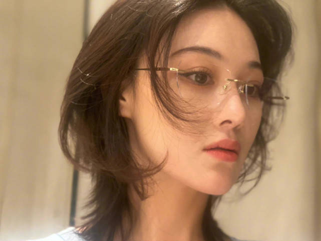 从照片中夫妻俩头发的长度可以判断,这就是近期的,张馨予的短发长了不