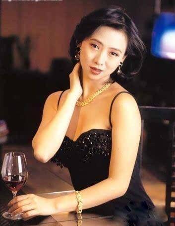 演艺事业52岁美魔女年过半百仍宛若少女一家三口大排档庆祝结婚纪念日