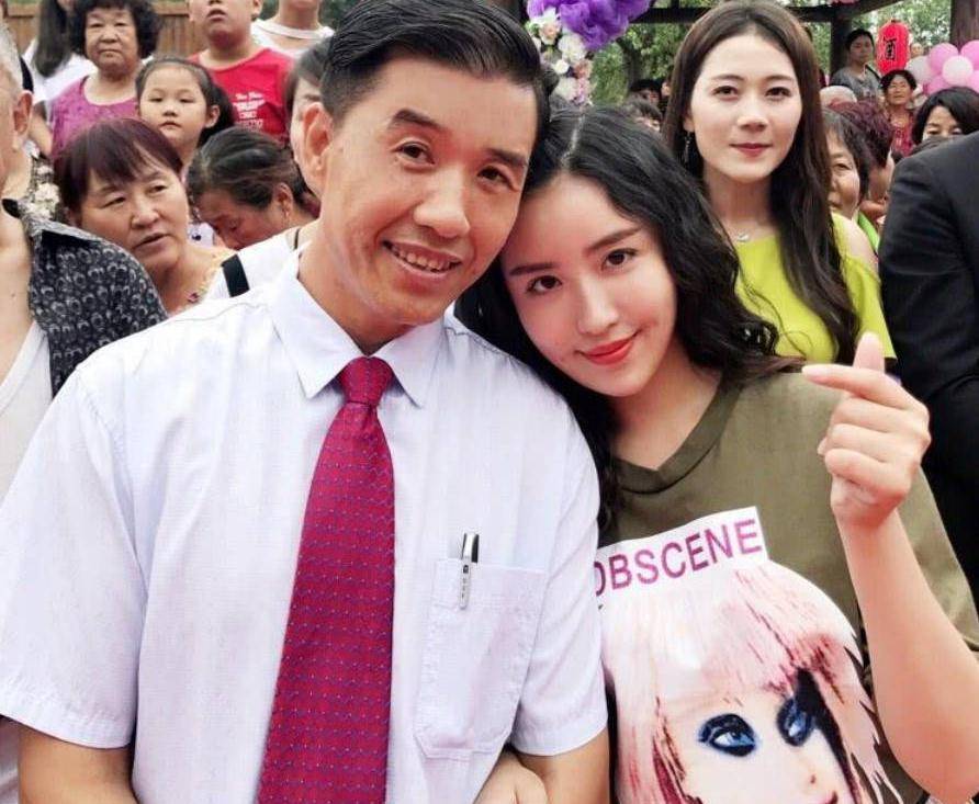 他曾是赵本山最得意徒弟,遭开除后意外大火,如今女儿美到惊艳_关小平