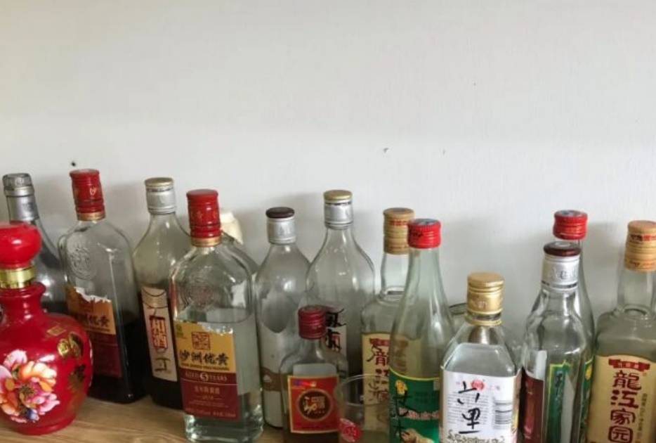 喝完酒酒瓶乱放的图片图片