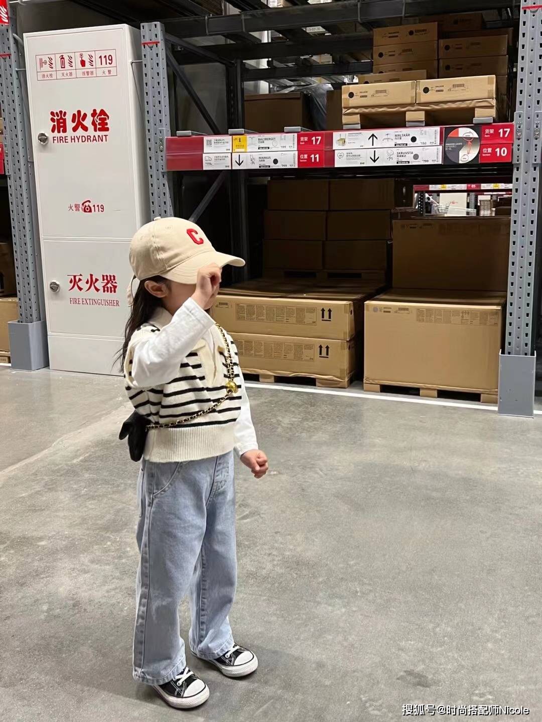 卫衣 我被这个小女孩迷住了!4岁穿搭抢镜,每套穿搭都值得借鉴