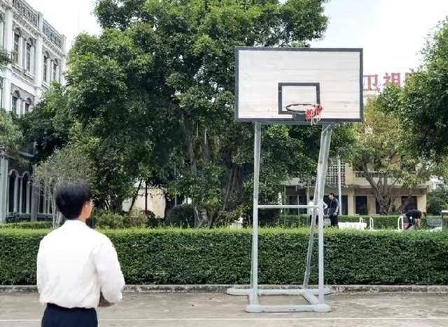 王俊凯片场打篮球，投篮命中率太低，被同伴揶揄两人技术太差