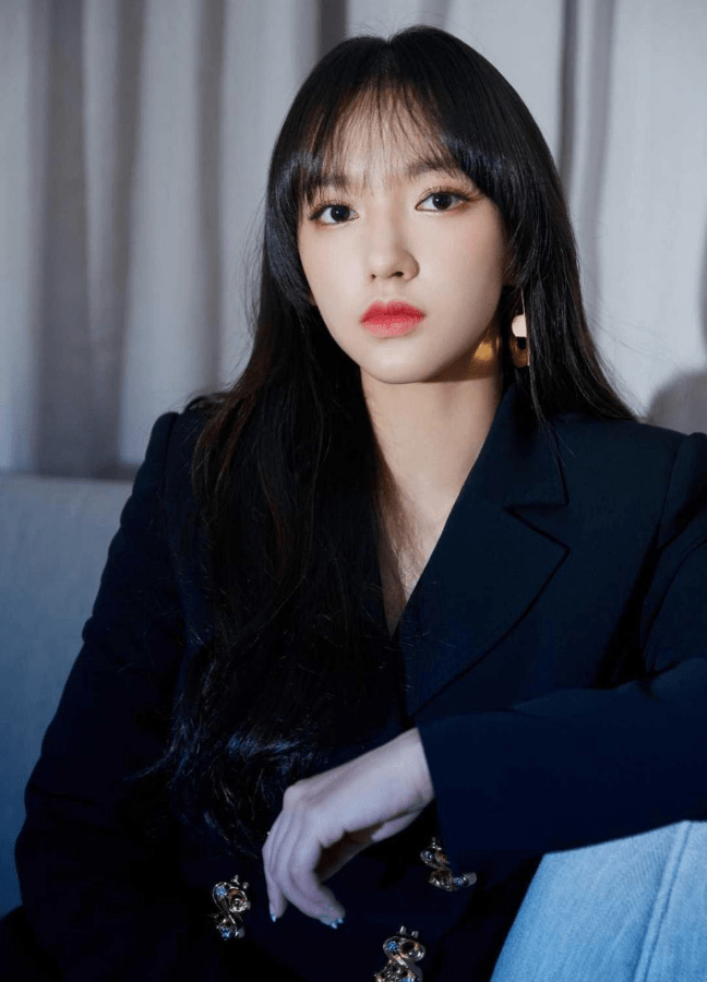 让本人填塞了芳华的气味,21岁的程潇穿玄色西装真的是霸气实足