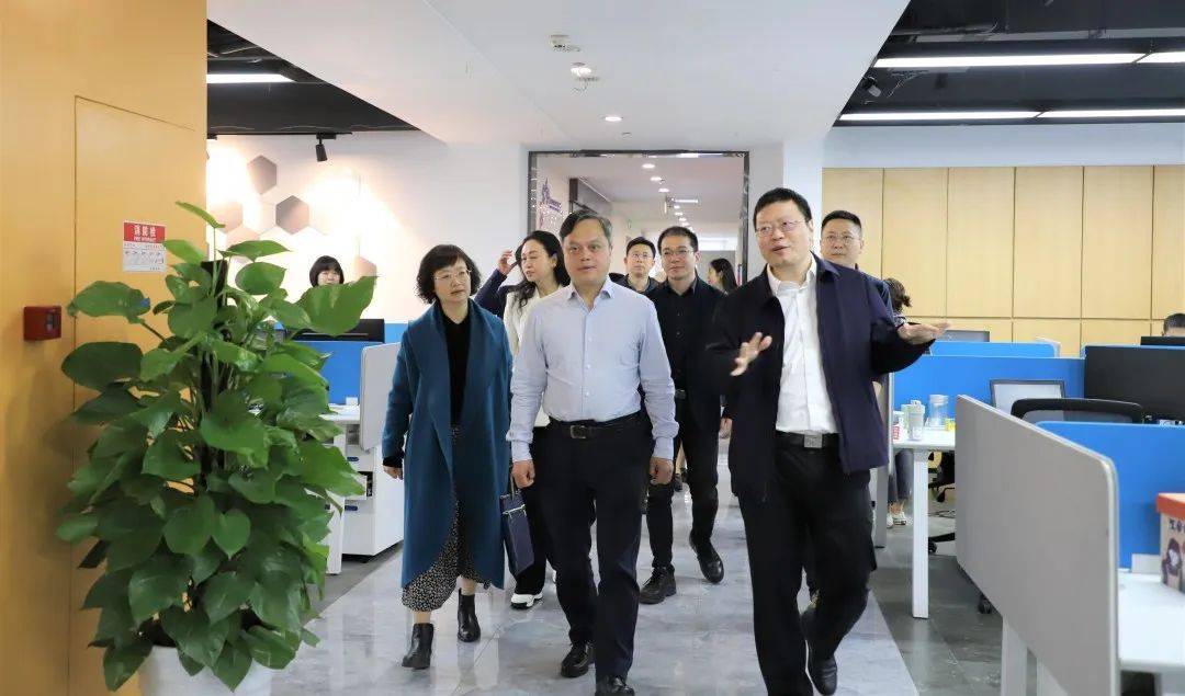 四川省委宣传部副部长四川省广电局党组书记局长李晓骏一行莅临华栖云