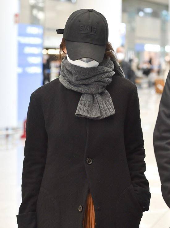 姜黄 宋慧乔近日现身机场，穿黑大衣搭姜黄长裙出镜，不是真爱粉认不出