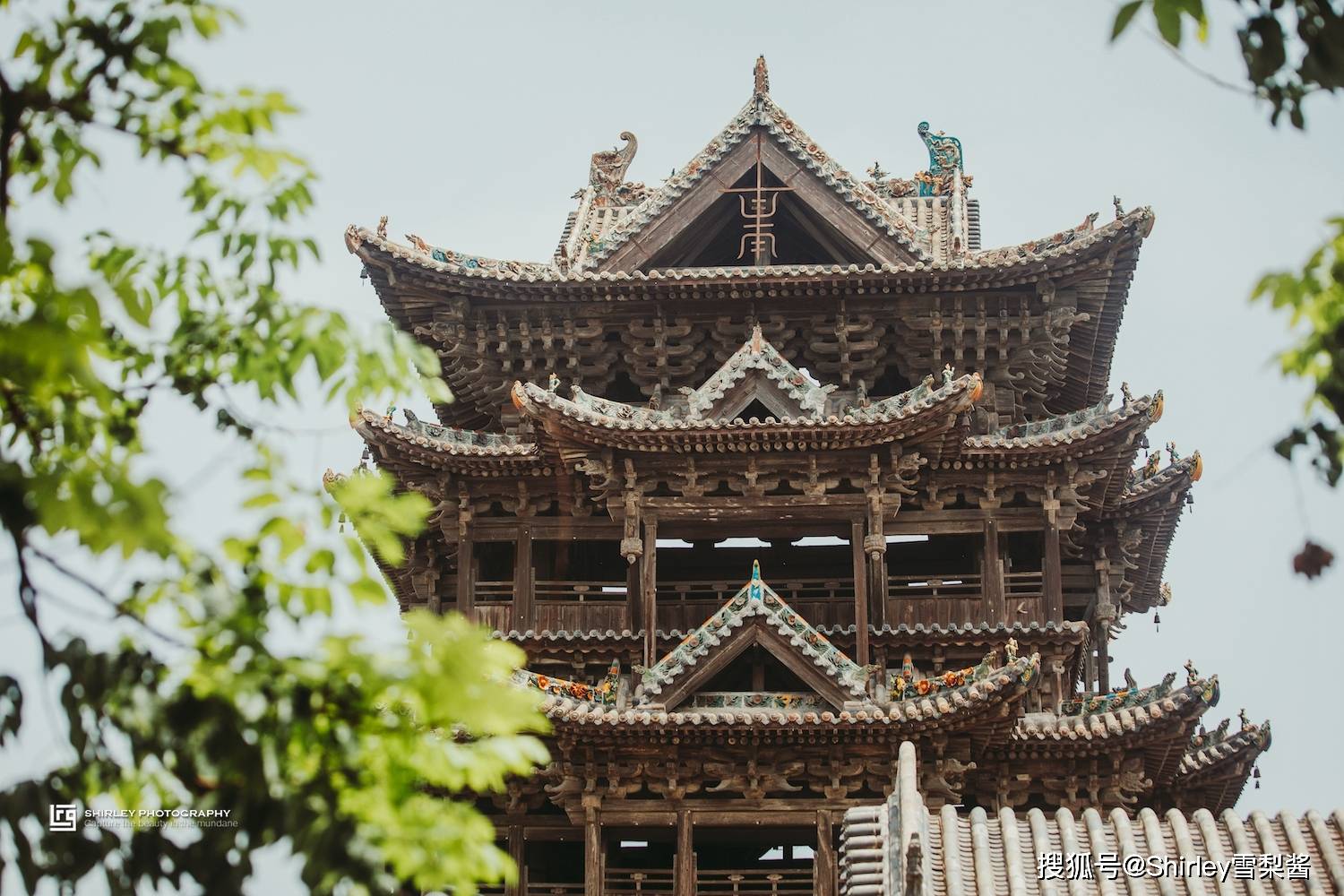 19米,外三层内五层;四面均出抱厦,屋顶轮廓多变,是中国古代名楼里常见