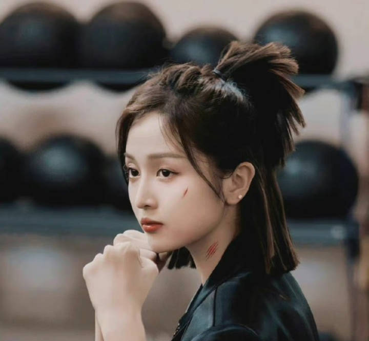 偶像|综艺也有吻戏？小鬼吴宣仪天台路透惹争议，粉丝担心自家爱豆吃亏？