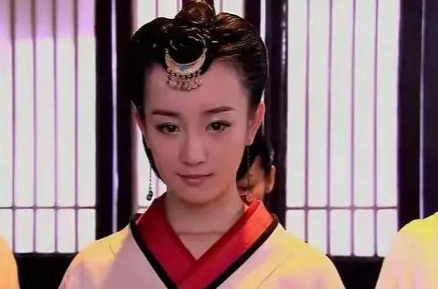下巴明星审美误区，杨紫靠打针填充变“好看”，吴谨言追求“骨感美”