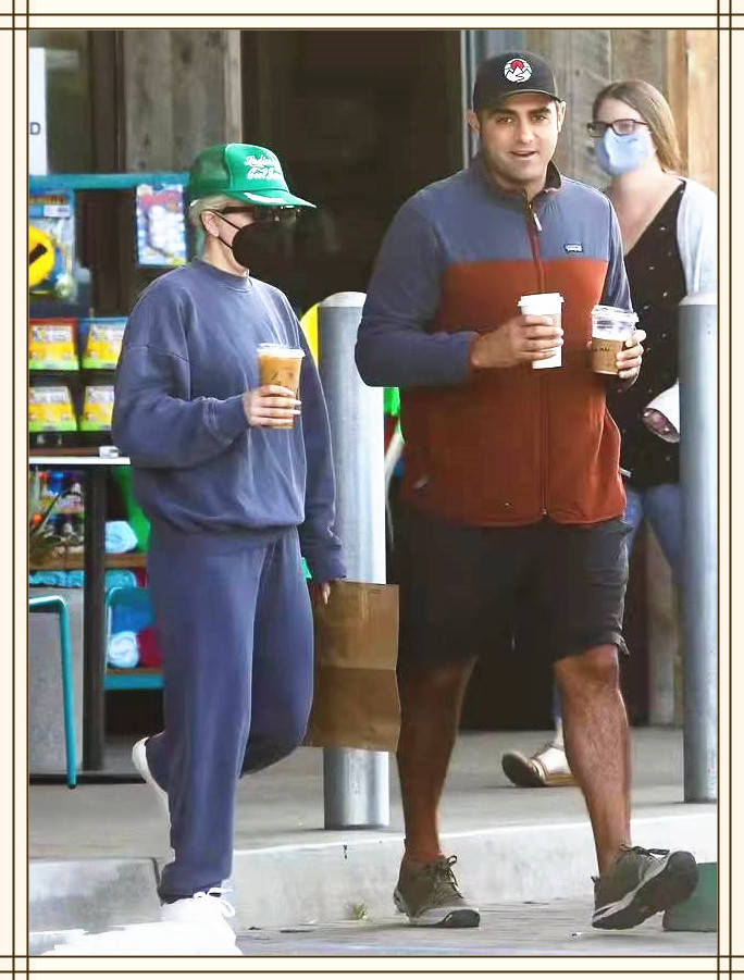 个性 ladygaga终于正常了一回，穿休闲风携男友买饮料，运动装暴露身高