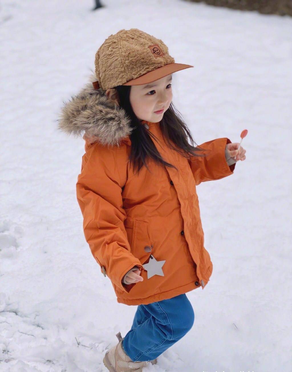 原创3岁董璇女儿真奢侈穿2000棉服配300鸭舌帽看到颜值真让人羡慕