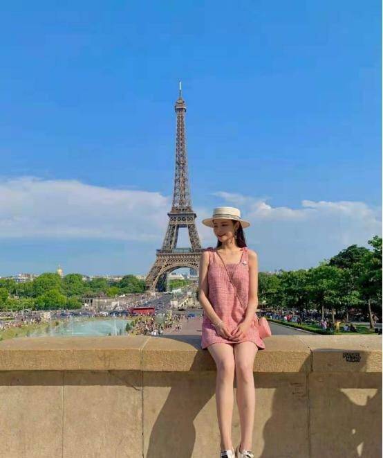 气息 穿卫衣搭短牛仔裤超凉快,玩转“下衣失踪”,自信秀出大长腿