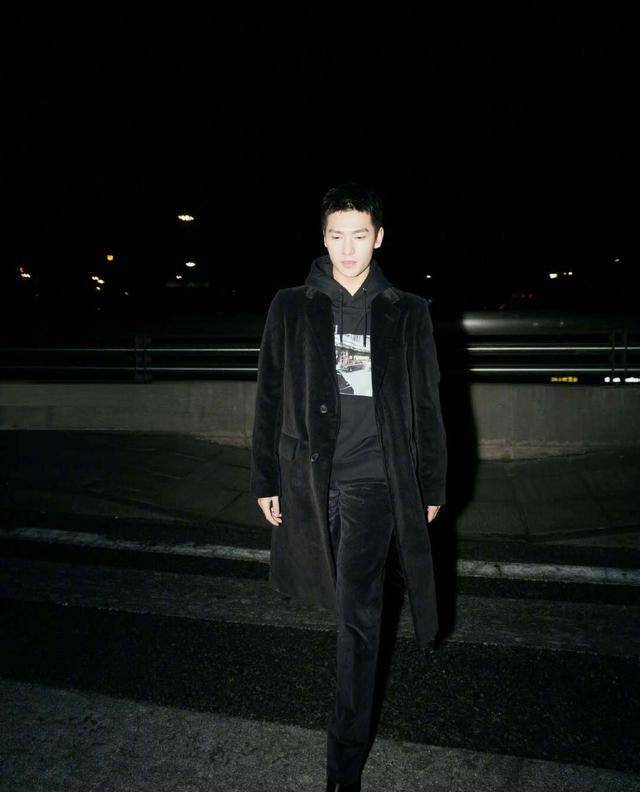 条纹 杨洋简直是行走的时髦精，身穿高级黑大衣look，气质出众引人注目