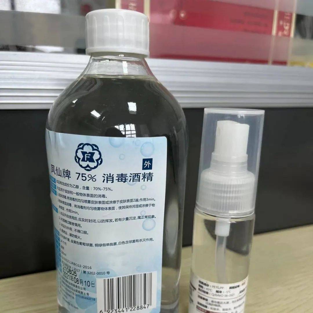 洗手液,消毒剂(84或医用酒精等),有条件的企业也可在办公室储备一些