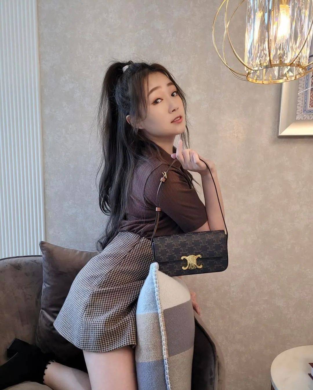 直到最近,gigi在网上无意中刷到丫头(詹子晴)的动态.