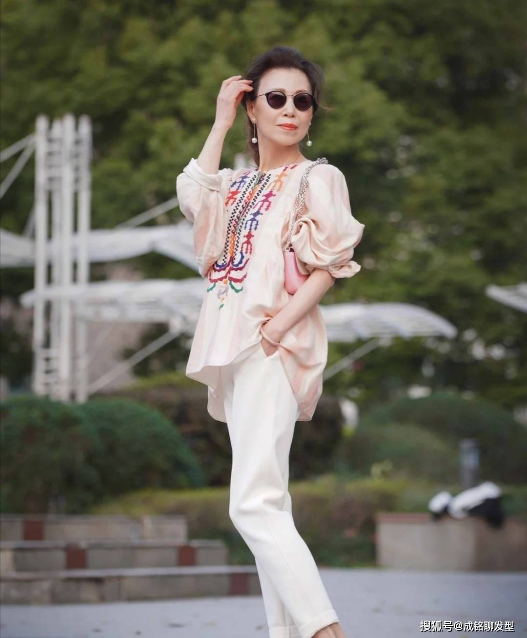 女士 会穿的女人不显老,65岁阿姨凭时尚穿搭圈粉,美得猜不出真实年龄