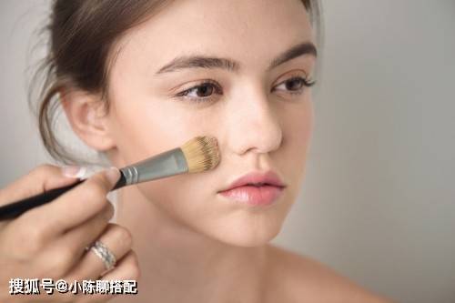 关键粉底液才涂2小时不到，脸上就暗沉发黄？看看你是否忽略了这3点