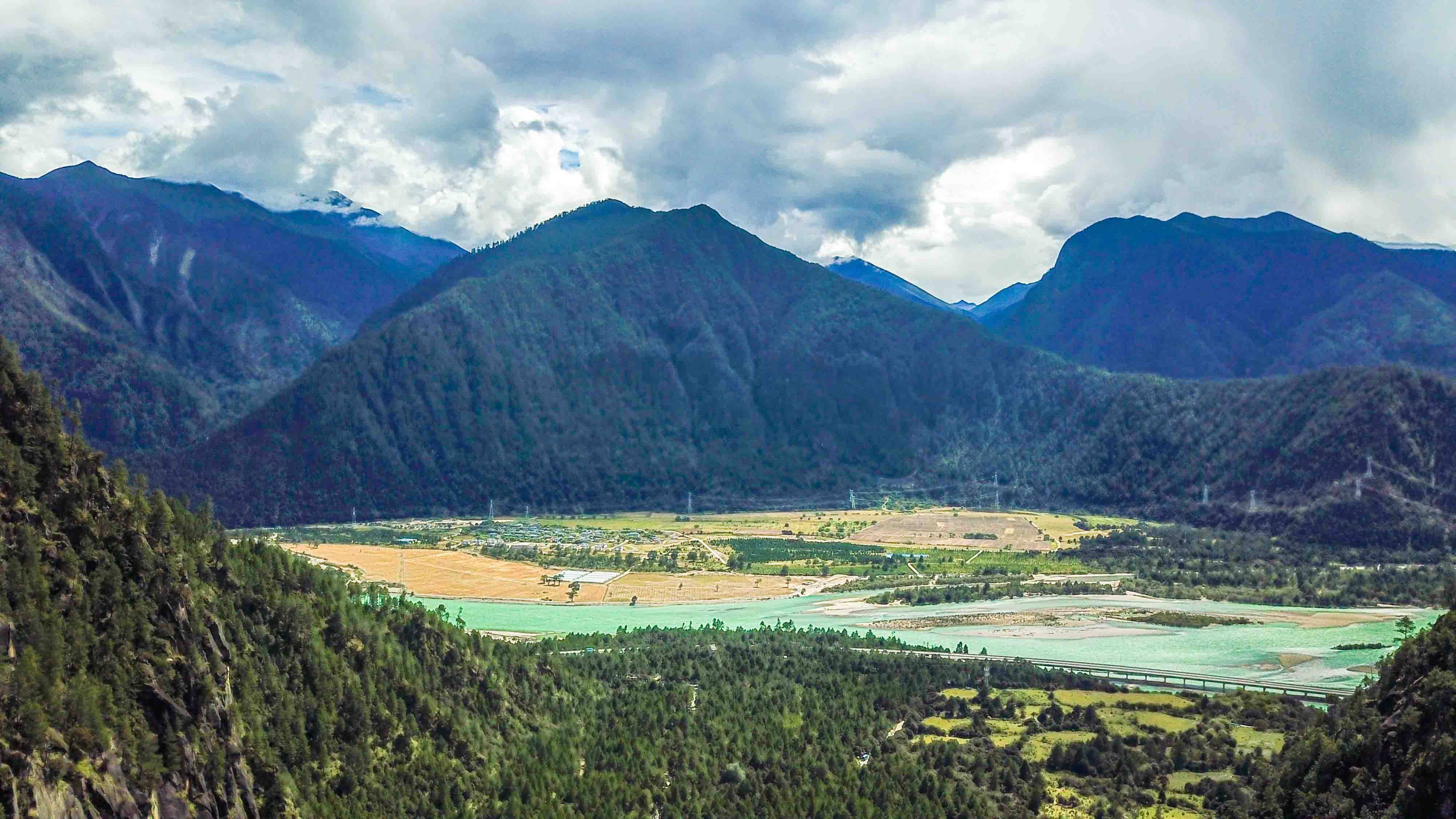 全球海拔最高的江河，藏在西藏，是静若处子，动若脱兔的超美景观