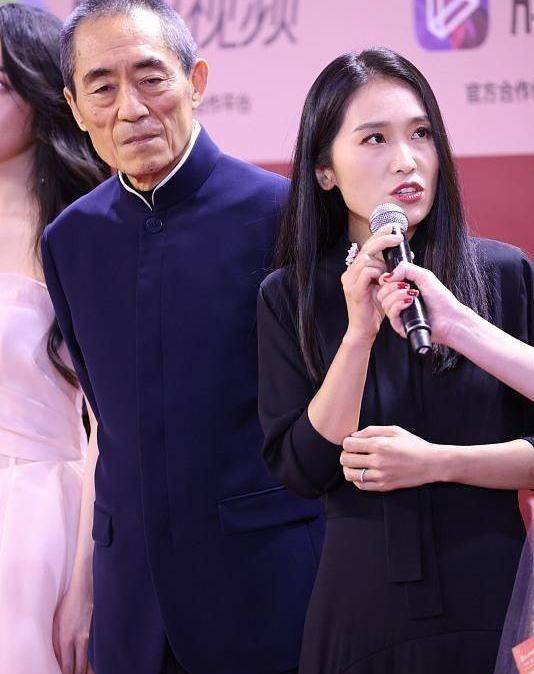 活动 张艺谋和大女儿同框走红毯，女儿仅比继母陈婷小2岁，继承父业