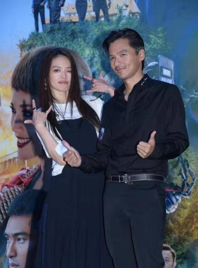 合体舒淇夫妇罕见合体亮相，她穿背带裙变慵懒少女，帅老公身材好壮硕