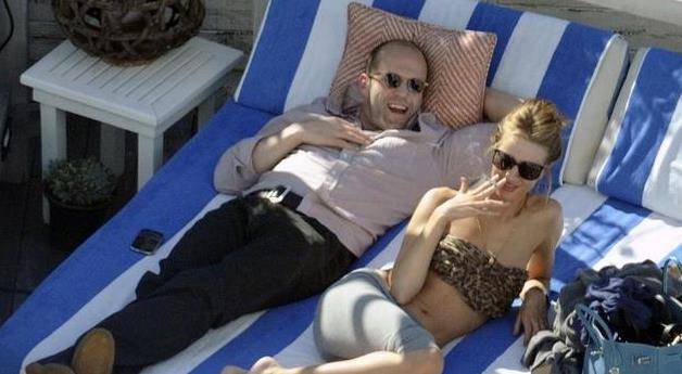 因为|杰森斯坦:与小20岁的超模女友相爱12年,生了俩娃还不结婚