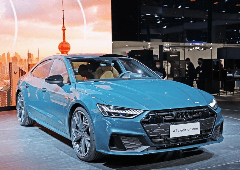 上汽奥迪a7l矩阵式的大灯还有灯组中的一点蓝色元素色彩,也是灯厂的