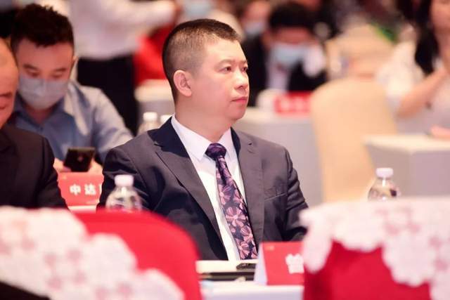 曾斌在第六届全球川商年会荣获2021杰出川商年度人物荣誉