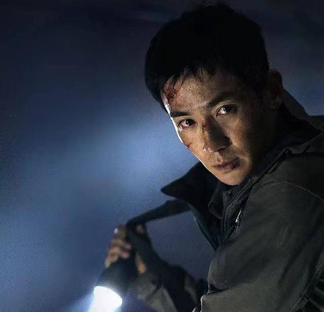 因为|口碑炸裂,剧情惊心动魄,朱一龙这部新片越看越上头