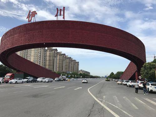 伊川地标性建筑,造型奇特被叫"裤腰带大门",被说又丑又没用