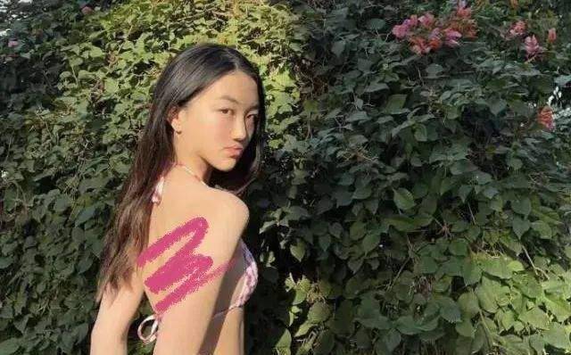 马甲 李亚鹏女儿李嫣晒泳装照，在海边穿着清凉大秀好身材，马甲线明显