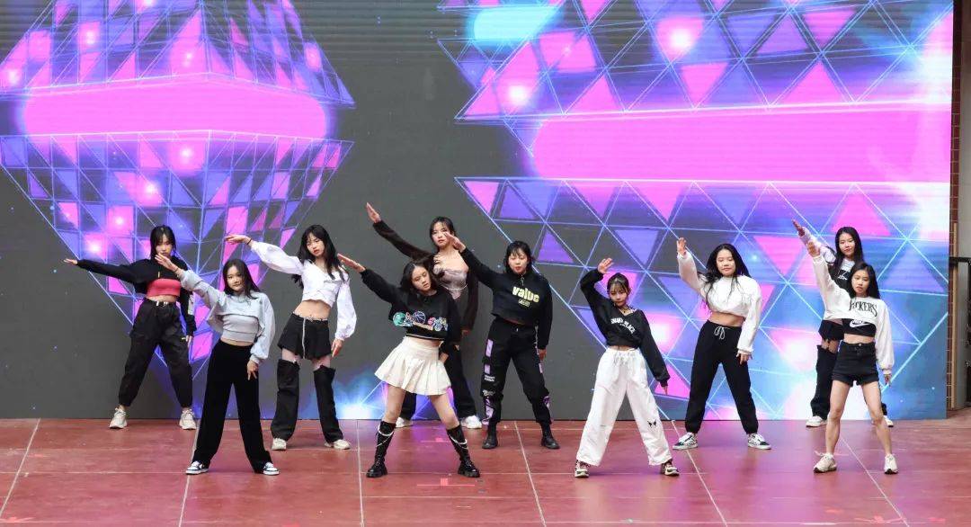 《想变的可爱》《刻在我心底的名字》《carrie》在表演开始之前