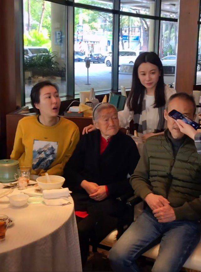 感觉71岁王石走机场，穿棒球衫插兜是个帅老头，田朴珺倒像个小助理！