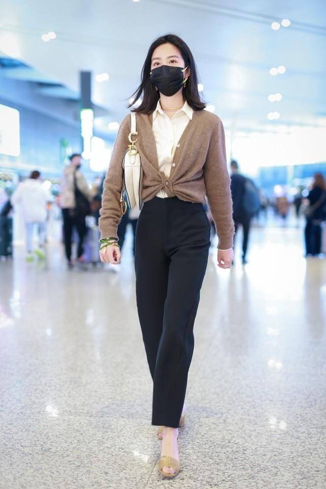 差别 徐帆杨采钰同框看出气质差别,同穿裤装身材差挺多,会穿衣挺重要