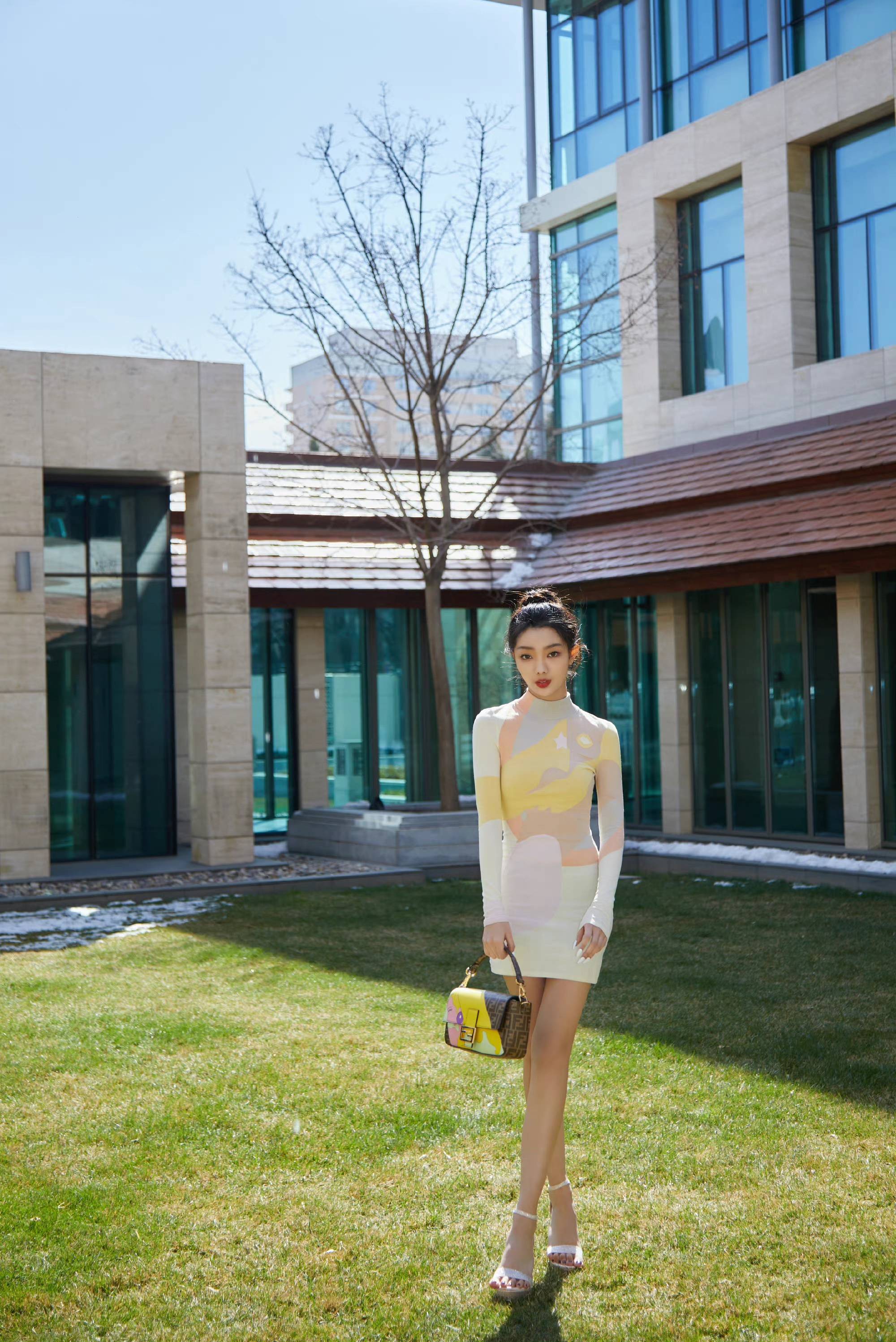 李紫婷包身短裙寒春氛围大片