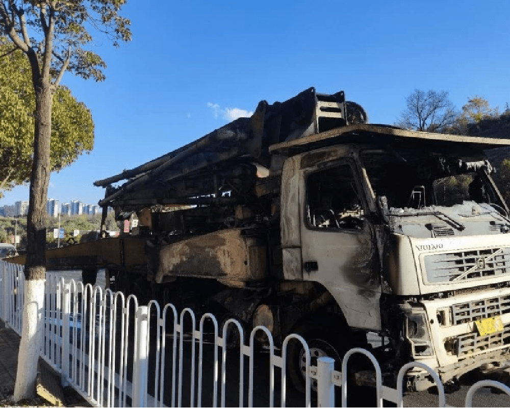 原创混凝土工程车自燃前轮突然起火什么原因导致工程车发生自燃