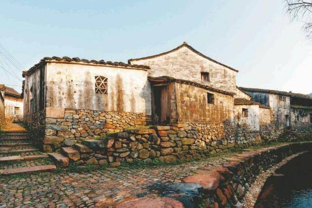 浙江有一普通村落，却以龙宫命名，山水相依，景色绝美，就在宁波