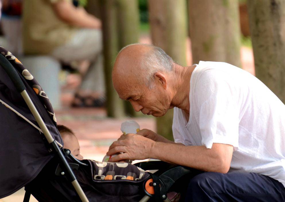 夫妻俩|只生一个孩子的父母，晚年是轻松还是受罪？听听过来人咋说的