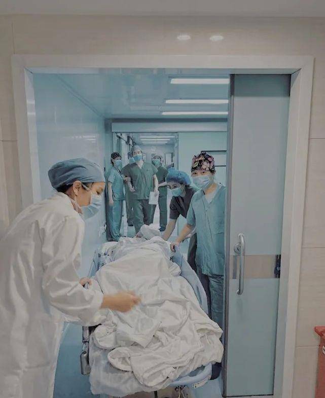 夫妻俩|幼儿医院曝光朱丹生二胎进手术室及生子细节，周一围陪伴身边做产后复查