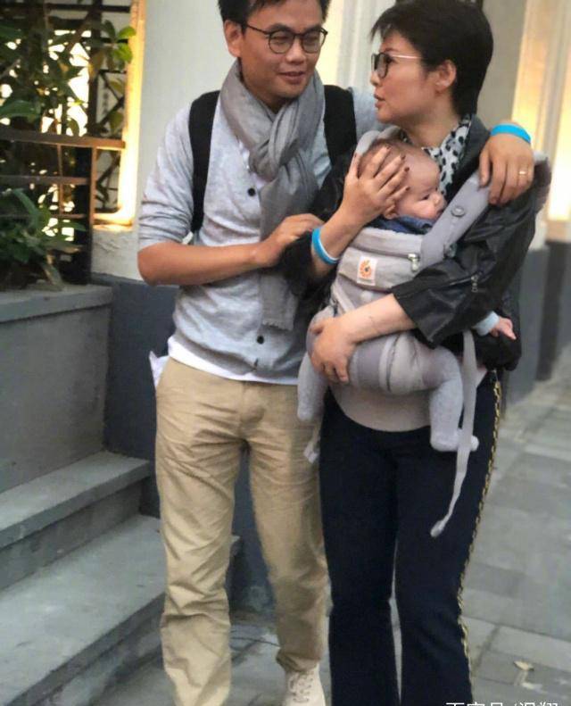 原创袁立和老公婚后秀恩爱停不下来晒地铁热吻照引发网友争议