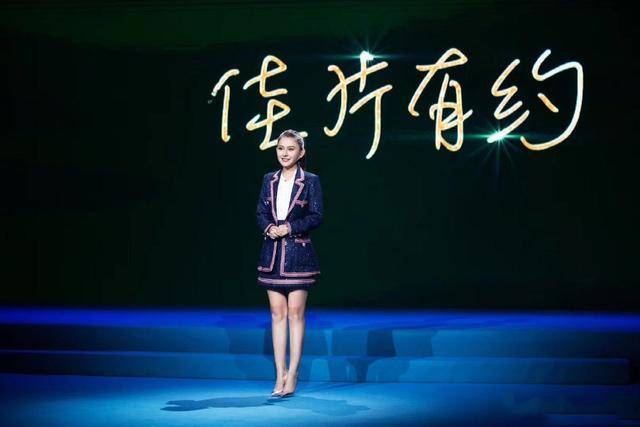 毛衣 34岁热依扎当老师，穿毛衣拿枸杞杯教学，背着手好霸气“女干部”