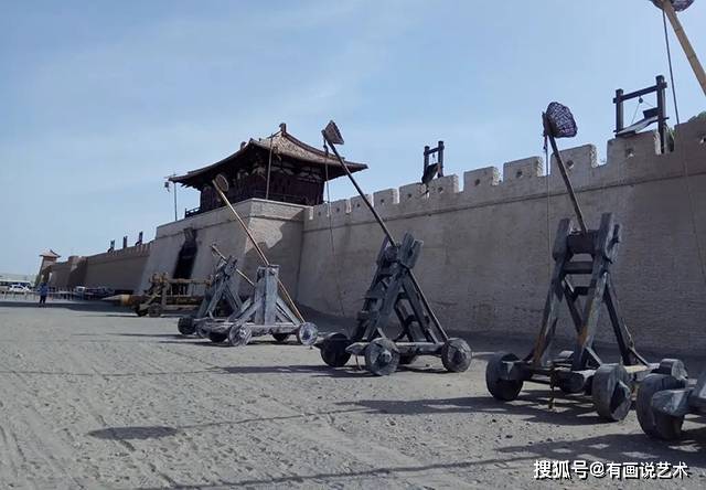 古代攻城战,为何宁愿冒险搭云梯,也不直接攻打城门?_战争_城池_城楼