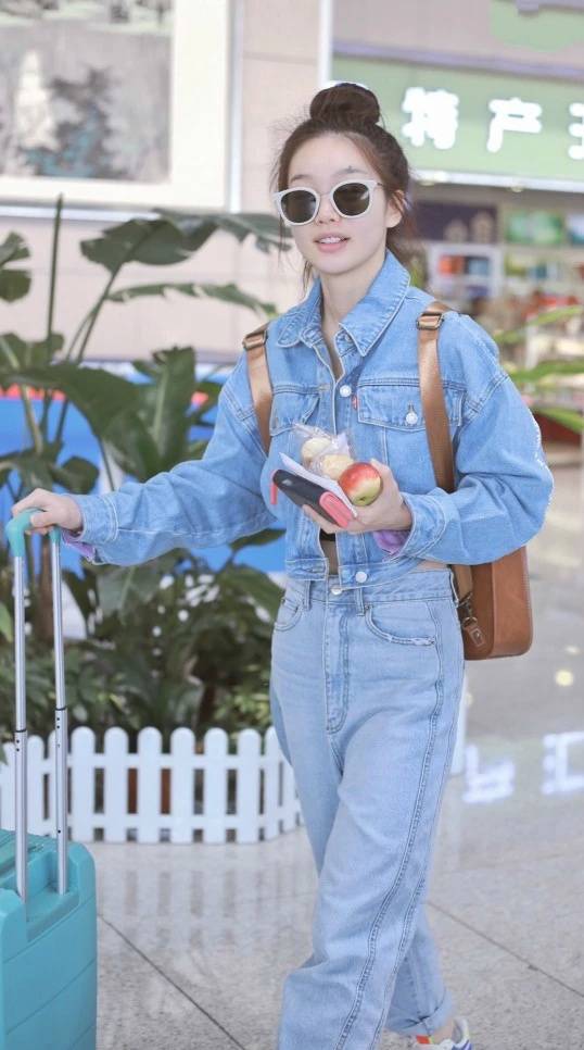 原创徐梦洁咋这么瘦了穿牛仔外套牛仔裤现身都挡不住小蛮腰