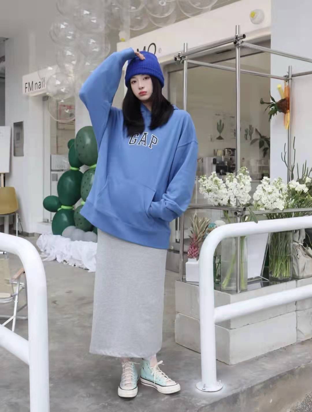 这件蓝色的宽松连帽卫衣上身自带懒惰气质,下半身到哦了灰色的半身