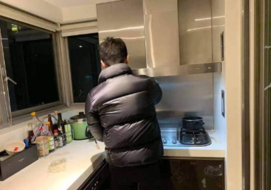 原创厨房容不下2人小s怨明明住帝宝照片曝光网友看傻