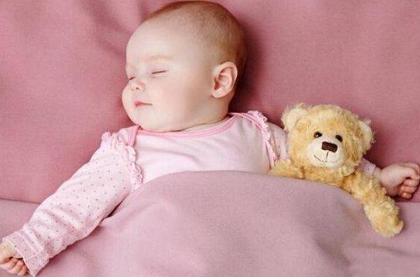 孩子睡觉时爱出汗，有两个原因，宝妈不要忽视第二种