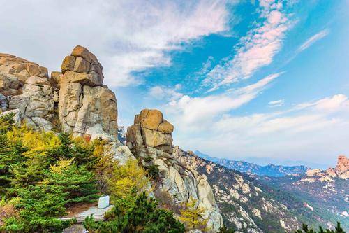 青岛崂山风景区，拥有巨峰景物中的三大奇观，被誉为“第一名山”