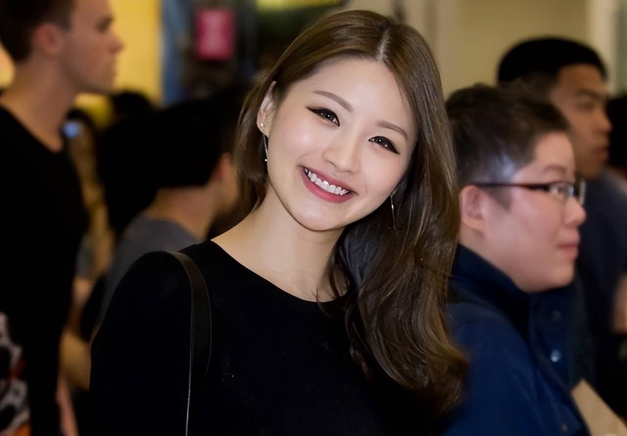 起初的主意也并非是打在小女儿何傲儿身上,而是何傲儿的姐姐,何傲芝