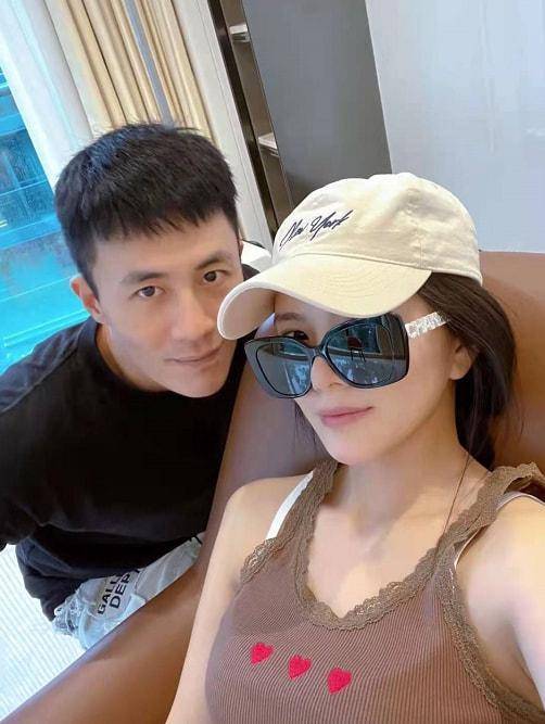 眼袋杜淳老婆晒全素颜呼吁告别容貌焦虑，大方展示黑眼圈法令纹超自信