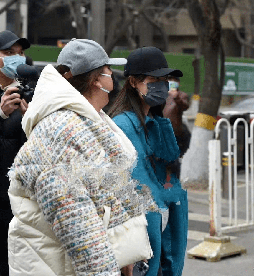 张小斐 春晚私服比拼：赵丽颖千元夹克可爱减龄，张小斐万元大衣输给宋茜？？